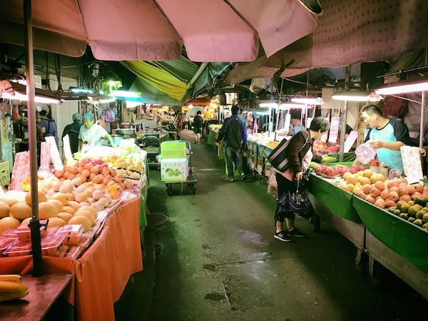 ここはChengzhong Market（城中市場）