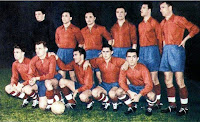 ROYAL ANTWERP F. C. Temporada 1957-58. Coremans, Lambert, Wauters, Van Ginderen, Wouters, Maertens. Beyers, De Backer, Van Gool, Bertels y Verbruiggen. REAL MADRID C. F. 6 🆚 ROYAL ANTWERP F. C. 0 Resultado eliminatoria: REAL MADRID CF 8 🆚 ROYAL ANTWERP FC 1 Jueves 28/11/1957: 20:15 horas. Copa de Europa, octavos de final, partido de vuelta. Madrid, estadio Santiago Bernabéu. GOLES: ⚽1-0: 2’, Rial. ⚽2-0: 4’, Rial. ⚽3-0: 41’, Rial. ⚽4-0: 52’, Marsal. ⚽5-0: 79’, Kopa. ⚽6-0: 89’, Gento.