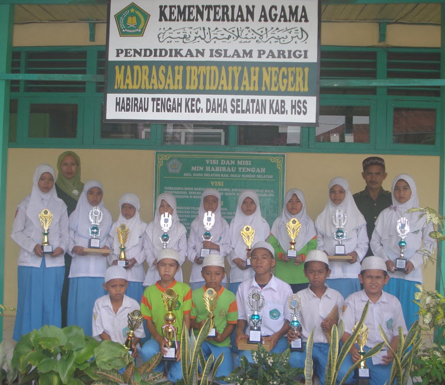 MIN HABIRAU TENGAH SERAHKAN KEMBALI PIALA KEPADA SISWA BERPRESTASI