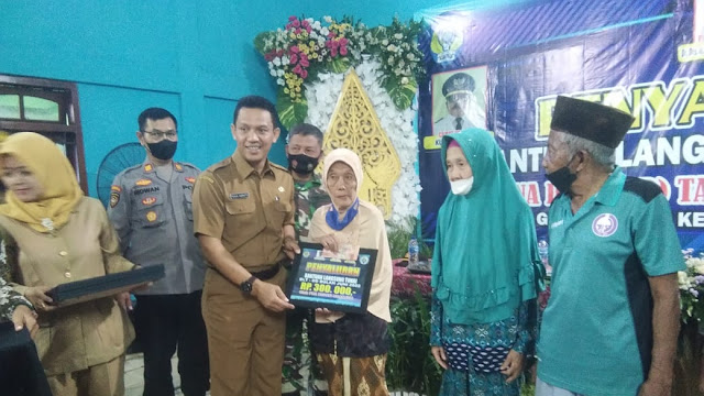 Blt dana desa bulan juni 2022 sebesar Rp 300,000 Di Desa Gondang Legi, Peambon Selesai dibagikan