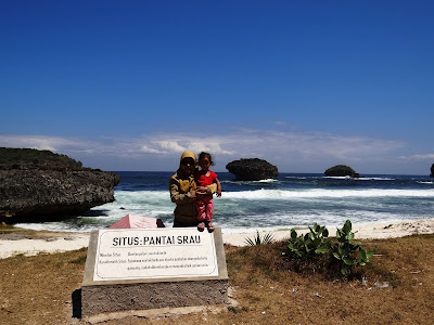 Ada terowongan Karang di Pantai Srau Pacitan Wangi rumput