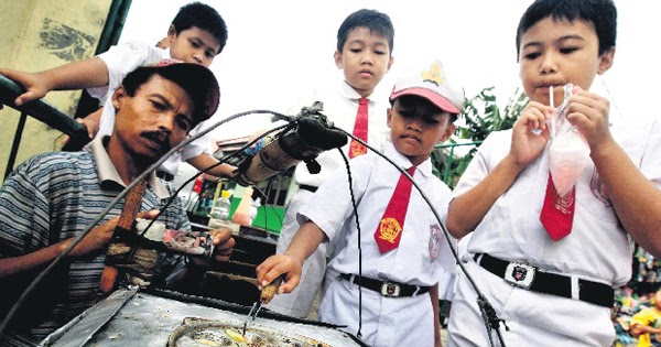 Orangtua Harus Tau 4 Ciri ciri Jajanan  Anak Yang Tidak 