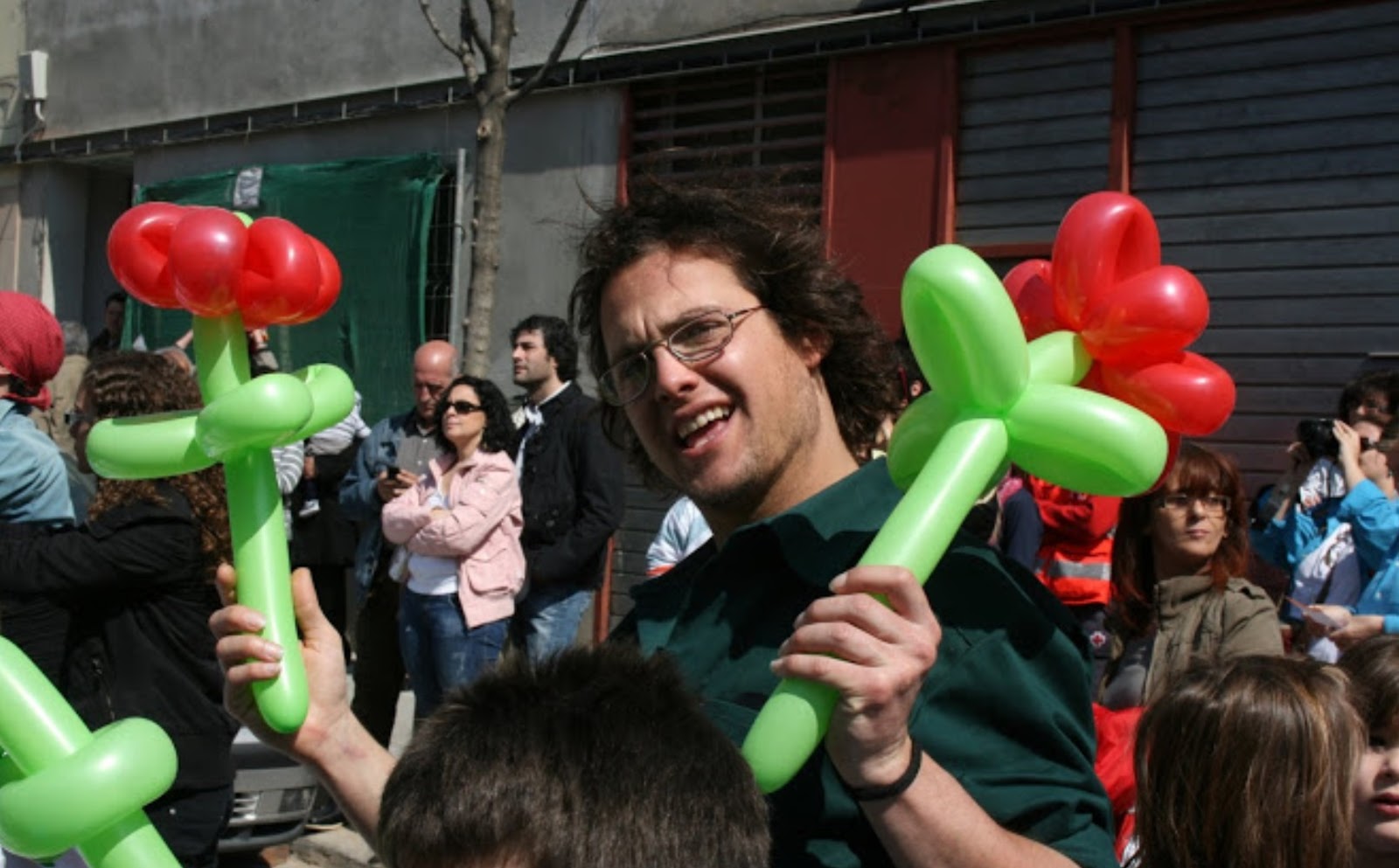 AMB ELS CASTELLERS DE CALDES DE MONTBUI. ENTRE FLORS. AHAHAHA....AHAHAHA....AHAHAHA....!!