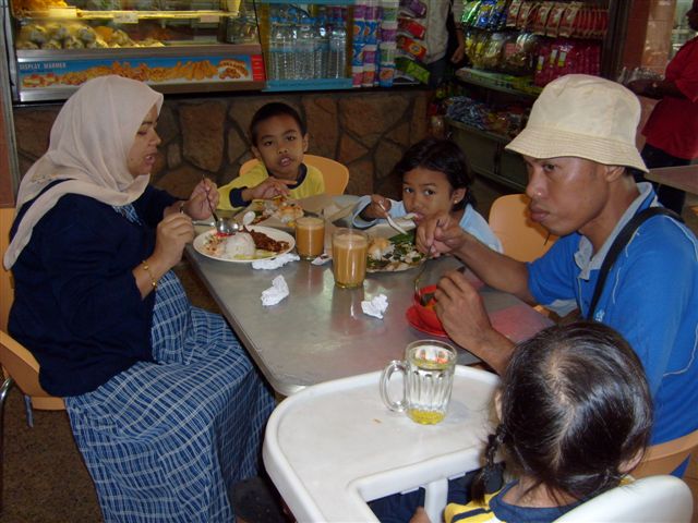 juadah sarapan pagi Abang Long ( Wak Mi) sekeluarga