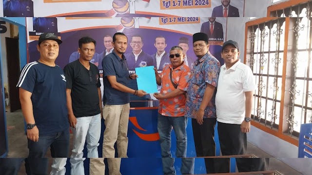 Relawan Ahmad ridha dan ketua pemuda paga nagari koto nan gadang ambil pormulir di partai nasdem