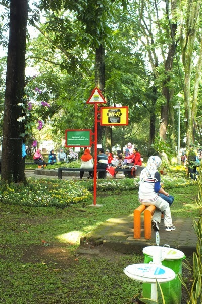  Taman  Pustaka Bunga  di  Bandung  Udah Pasti Banyak Bunganya 