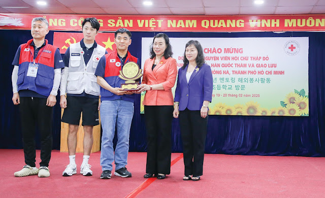 Lãnh đạo quận Bình Thạnh trao tặng Logo quận cho đoàn tình nguyện  Hội Chữ thập đỏ thành phố Soeul. (Ảnh: TC)