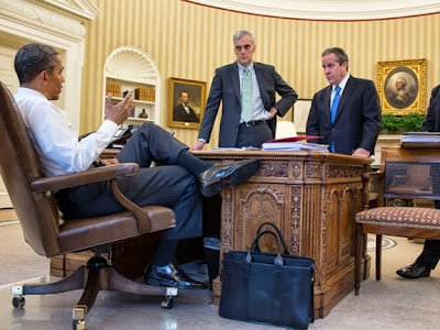 Obama talks with staff