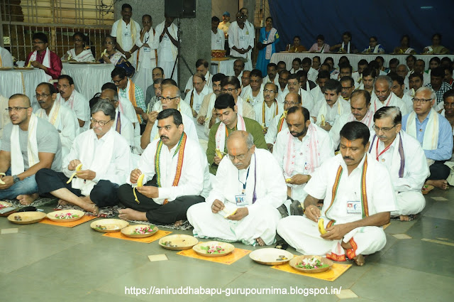 Shraddhavan-Performing-श्रीत्रिविक्रम-Poojan-Gurupurnima-Utsav