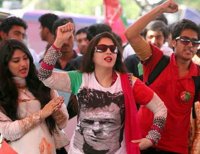 PTI Girls in Islmabad Dharna Hot Pictures 