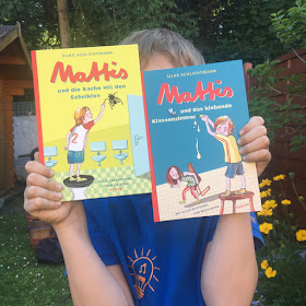 „Mattis und das klebende Klassenzimmer“ von Silke Schlichtmann, illustriert von Maja Bohn, erschienen im Hanser Verlag, Rezension auf Kinderbuchblog Familienbücherei