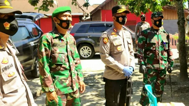 Warga Isoman Diberi Bansos Oleh Kapolres Solok Kota.