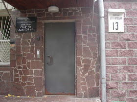 На фото: запертая дверь Лукьяновки