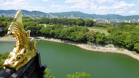 岡山城の場内展望台から見たシャチホコと後楽園