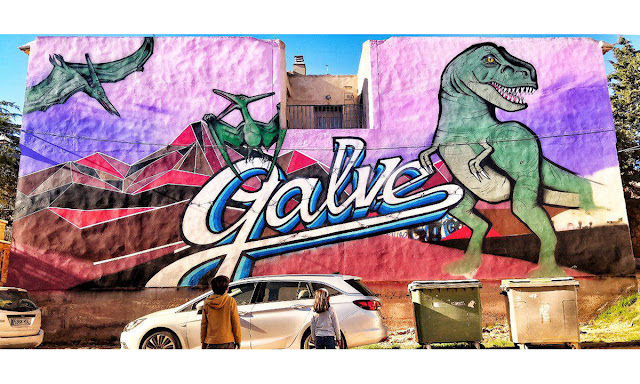 Graffiti en Galve, con el nombre del pueblo y varios dinosaurios.