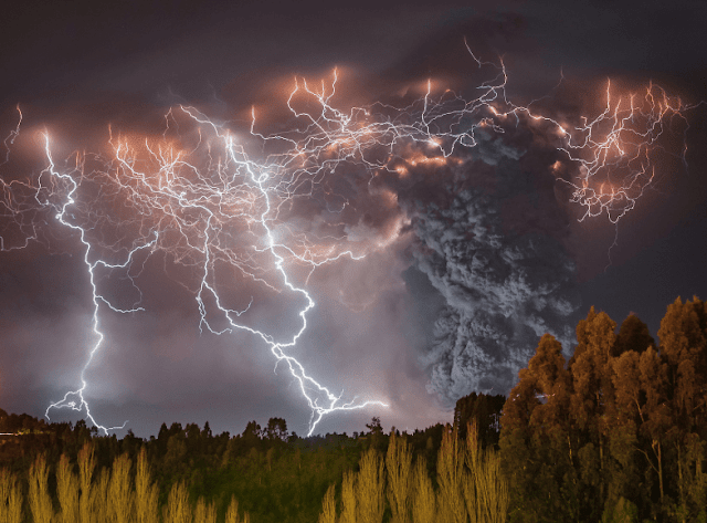 fotografías-tormentas-eléctricas-junto-a-erupciones-volcánicas-Francisco-Negroni