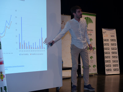 Pablo Simón junto a uno de los gráficos sobre el comportamiento electoral