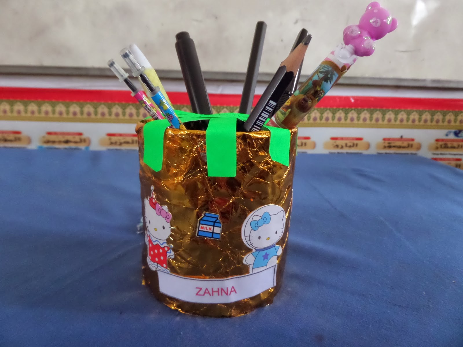 Hari Riyadi Membuat Tempat  Pensil  Dari  Kaleng  Bekas 
