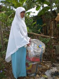 http://www.opoae.com/2013/03/mahasiswi-muslimah-cerdas-jadi-pemulung.html