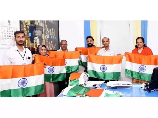 ഹര്‍ ഘര്‍ തിരംഗ: പതാക നിർമാണത്തിൽ ഹിറ്റായി മലപ്പുറത്തെ കുടുംബശ്രീ, ഒരുങ്ങുന്നത് 2 ലക്ഷം പതാകകൾ | Har Ghar Tiranga: Kudumbashree in Malappuram is a hit in flag making, 2 lakh flags are being prepared