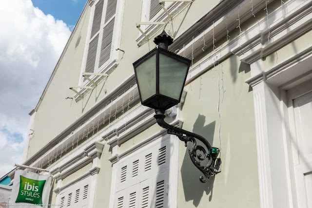 Detalhe de luminária em casa na Rua Mateus Leme