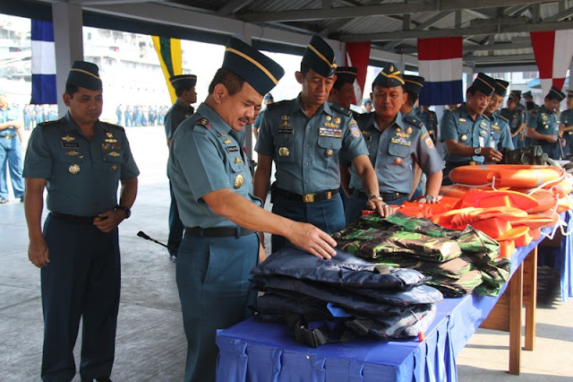 Panglima Komando Lintas Laut Militer Laksda TNI S.M. Darojatim membuka Latihan Search and Rescue (SAR) dan Sea Survival Kolinlamil tahun 2012 