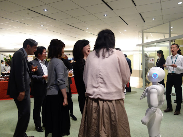 製薬会社の忘年会で遊んでもらっているPepper