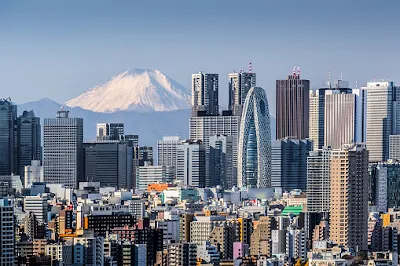 Edifício alto em Tokyo shinjuku e Mt. Fuji