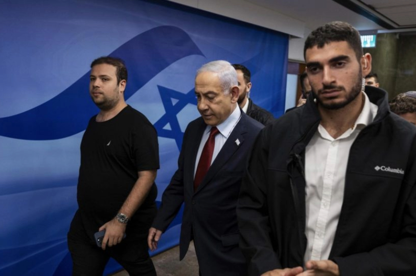 O premiê Benjamin Netanyahu afirmou que Israel continuará "até o fim" na guerra para derrotar o grupo terrorista Hamas | Foto: EFE/EPA/RONEN ZVULUN
