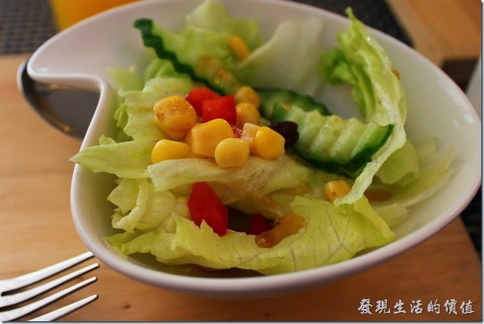 台南-bRidge 橋上看書-早午餐。早午餐的的鮮蔬沙拉，份量有點少，但沙拉還蠻新鮮的，印象中是油醋醬。