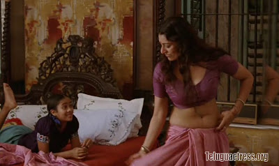 Tabu stripping off her saree from 'PanduRangadu'