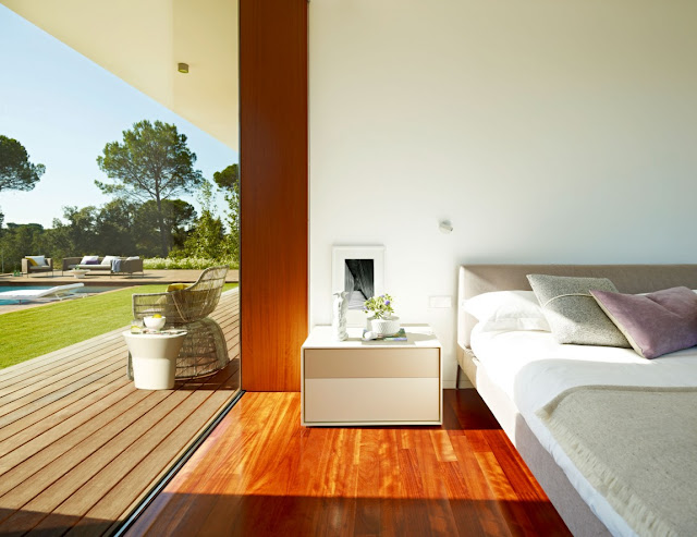 Bedroom with glass wall 