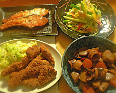 夕食の献立　里芋とイカの煮物　鮭　サラダ　一口カツ
