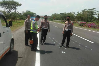 Bus Tabrak Pembatas Jalan Jalan di Tol Kejapanan Dan Akibatkan Tiga Orang Tewas