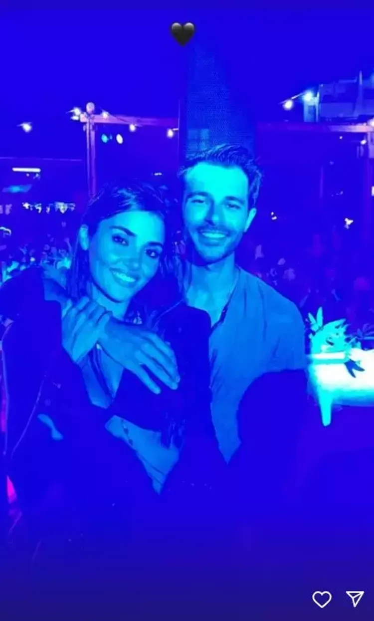 Hande Erçel, who has been enjoying a happy relationship with businessman Hakan Sabancı, recently shared boat photos on her Instagram account. The famous figure drew attention with a detail seen on her bracelet in the photos she shared.