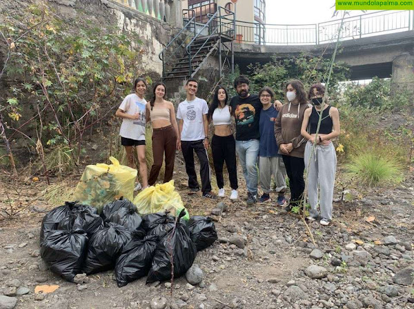 Alumnado del IES Alonso Pérez Díaz recoge residuos en una zona del barranco de Las Nieves