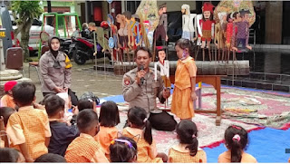 Peringati Hari Pahlawan, Polisi Kediri Gelar Pementasan Wayang Edukasi