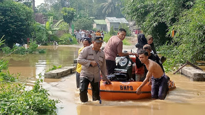 Kapolsek Kopo Polres Serang Bersama Muspika, Tagana dan BPBD Evakuasi Korban Banjir Luapan Sungai Cibereum