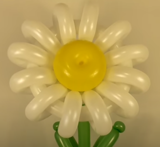 Ballonmodellage einer Blumenblüte aus Modellierballons.