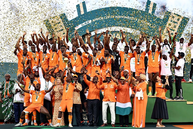 📸SELECCIÓN DE COSTA DE MARFIL 📆11 febrero 2024 ➡️Jugadores y técnicos costamarfileños celebran la consecución de su tercer título de Campeones de África. SELECCIÓN DE COSTA DE MARFIL 2 🆚 SELECCIÓN DE NIGERIA 1 Domingo 11/02/2024, 20:00 horas. 34ª Copa Africana de Naciones 2023, Final. Abiyán, Costa de Marfil, estadio Alassane Outtara: 57.094 espectadores. GOLES: ⚽0-1: 37’, William Troost-Ekong. ⚽1-1: 62’, Franck Kessié. ⚽2-1: 81’, Sébastien Haller. Tercer título de Campeona de África para la Selección de Costa de Marfil.