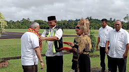 Panitia Mukab Kadin Simeulue Sambut Ketum Kadin Aceh beserta Rombongan di Bandara Lasikin