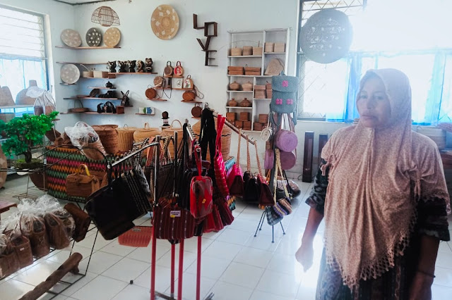Mengenal Sapiman dan Isnun Yuliana, pengrajin dan pengepul barang antik di Lombok Tengah