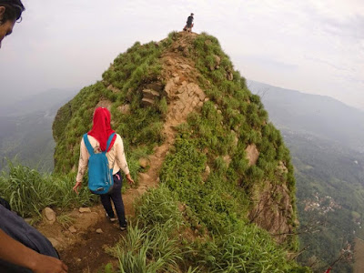 puncak gunung batu