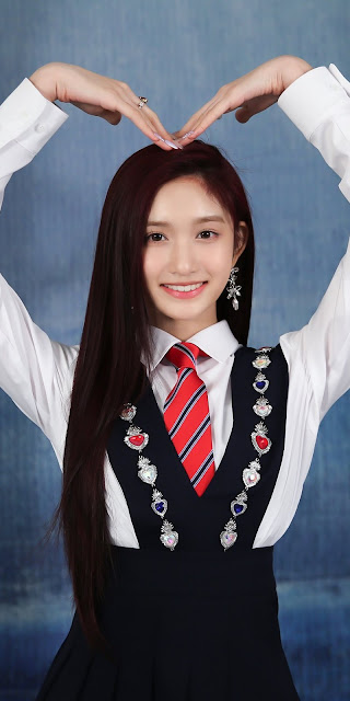 The youngest member, Leeseo (born Feb 21, 2007)