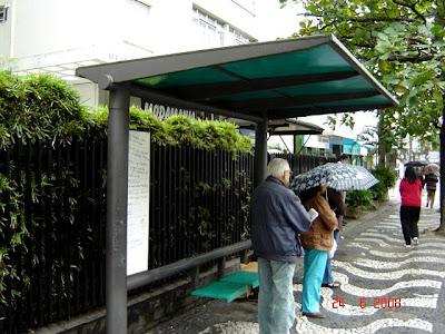 Ponto de ônibus na avenida Conselheiro Nébias