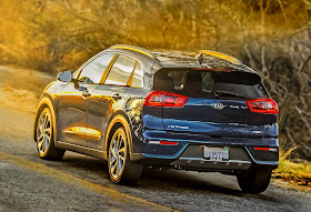 Rear 3/4 view of 2017 Kia Niro Touring