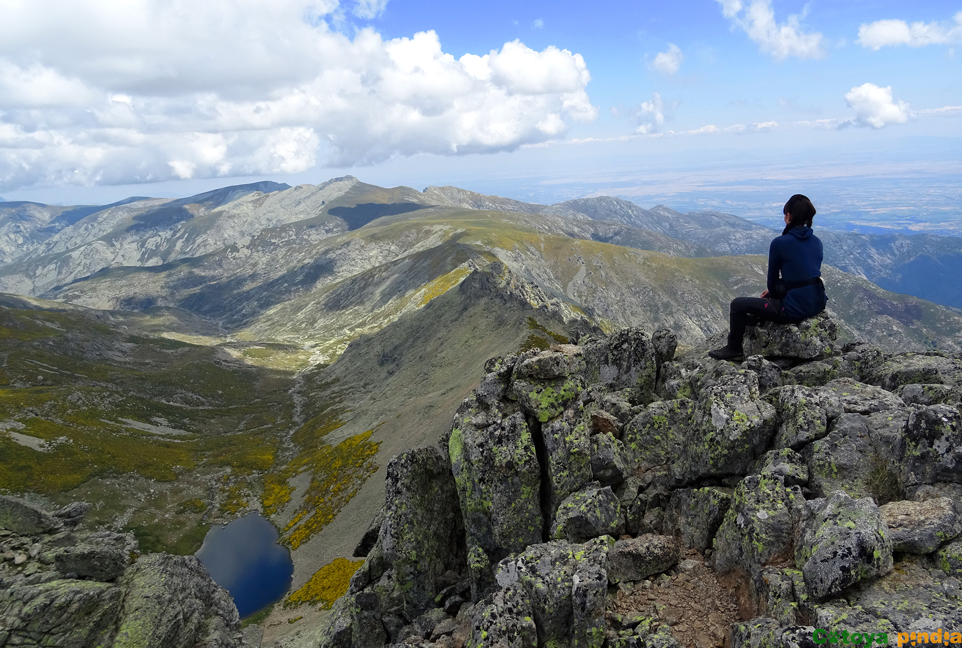 vistas de la laguna de los Caballeros desde lo alto del Pico El Juraco.