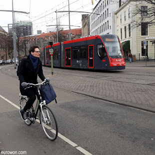 Bicicleta y tranvía en La Haya