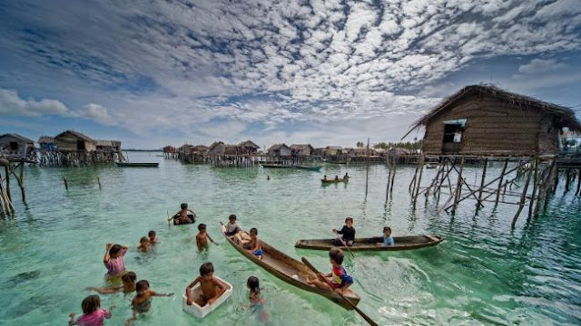 Ng Choo Kia - Comunidades inteiras vivem em palafitas, casas flutuantes ou barcos, os Bajau não tem construções e terra firme