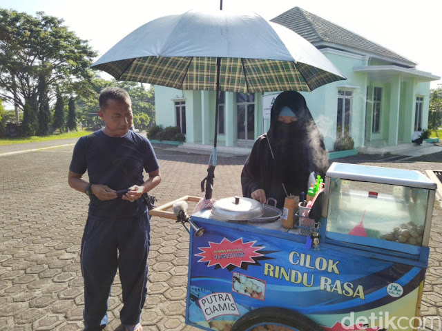 Gadis Bercadar Penjual Cilok